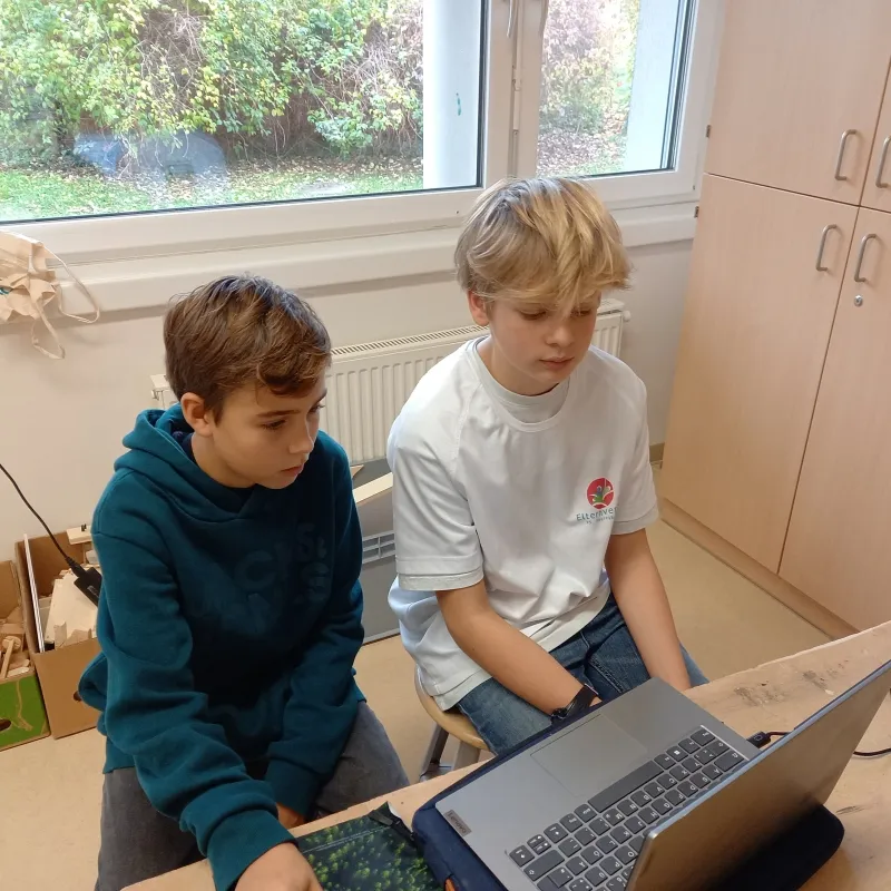 Schüler:innen arbeiten am Computer im EDV-Raum