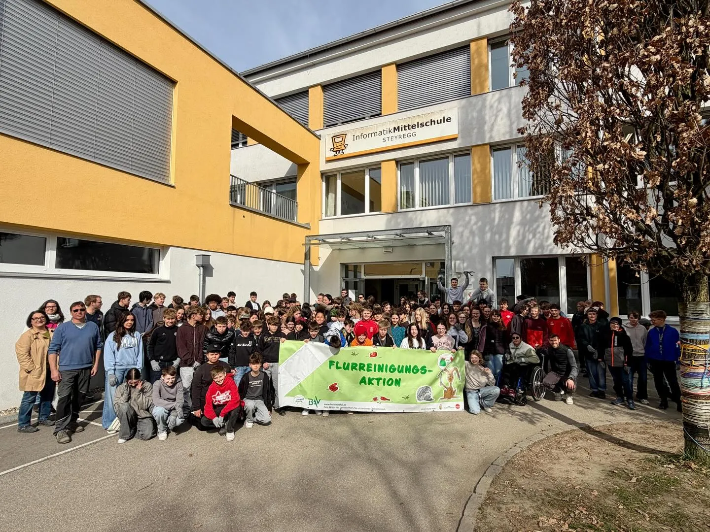 Alle Schüler:innen vor dem Schulgebäude